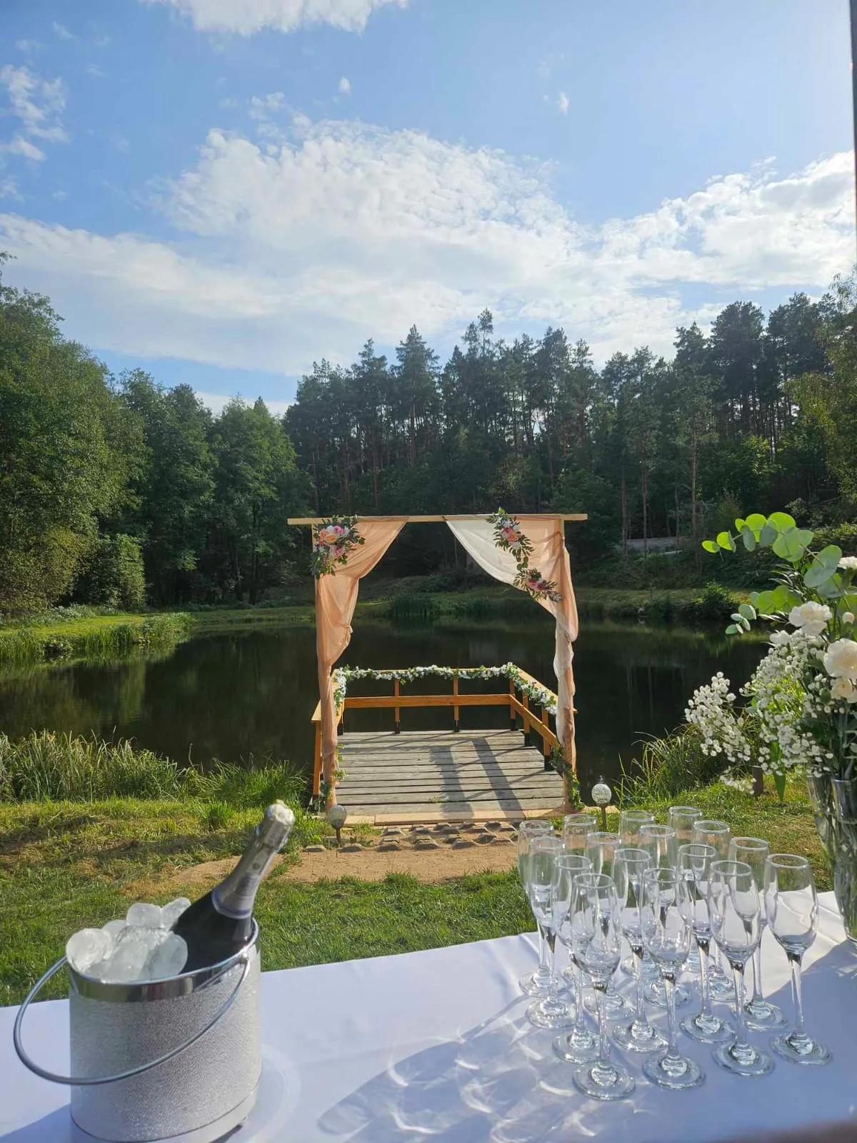 Kameralny ślub nad stawem