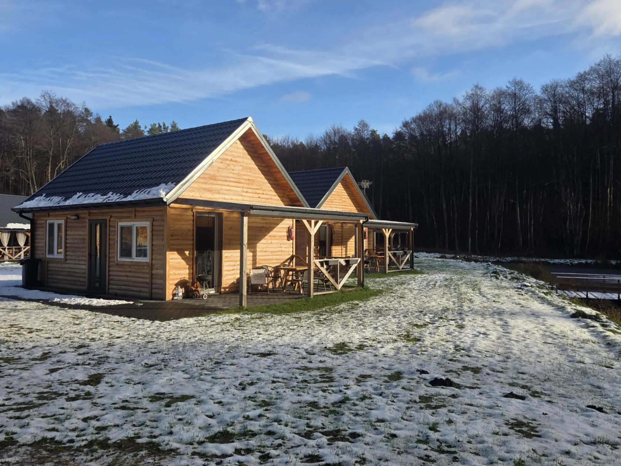 Domki w zimowej scenerii