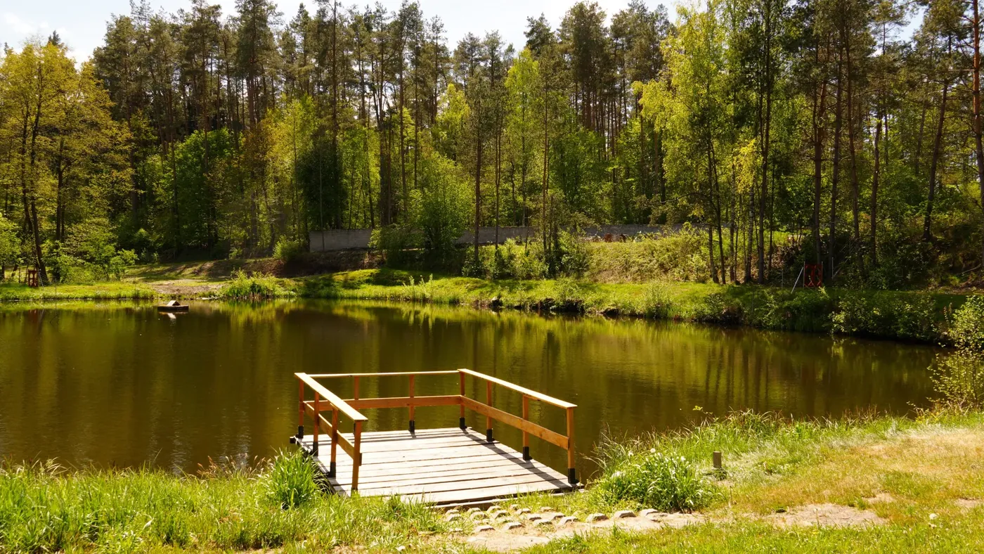 Pomost nad stawem w Dwa Stawy Dęborogi