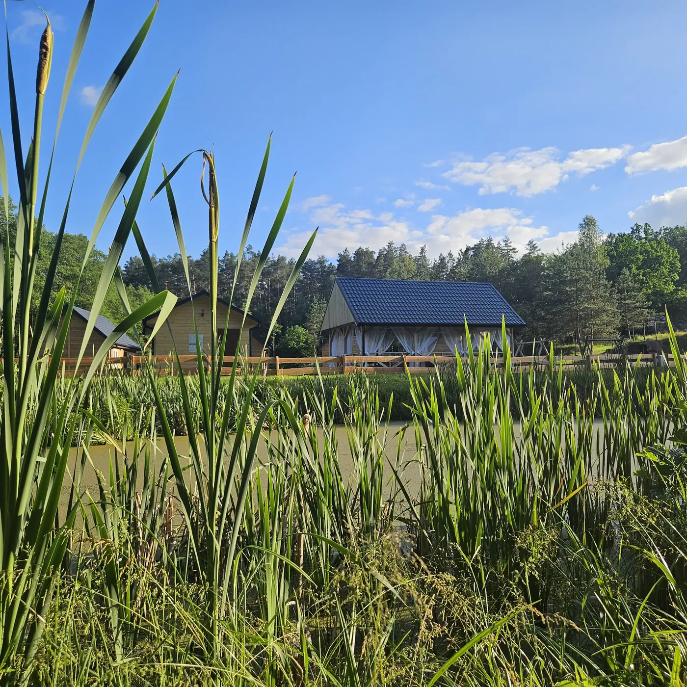 Wiata wypoczynkowa nad wodą